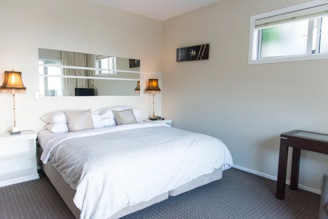 غرفة بسرير مزدوج أو سريرين منفصلين بإطلالة على البحيرة، Queenstown House Boutique Bed and Breakfast and Apartments 5/9