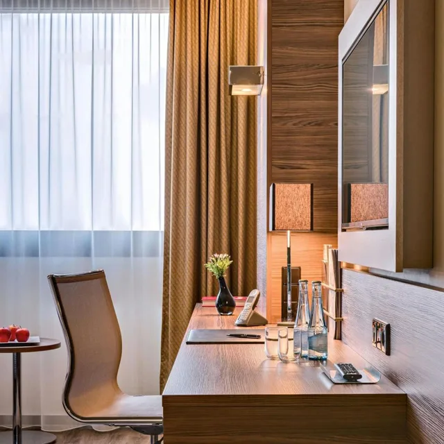Guest Room, Executive, King Bed, Partial River View, Executive Lounge Access، BONN MARRIOTT HOTEL 9/10