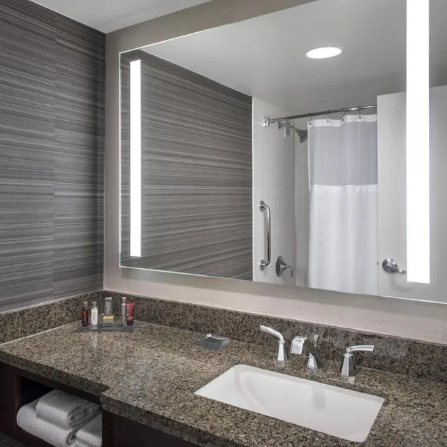Room, King Bed, Living Area, Concierge، Newark Liberty International Airport Marriott 4/6