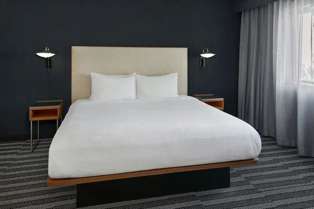 جناح بسرير كينج بغرفة نوم واحدة مع أريكة، Courtyard by Marriott Southfield 2/2
