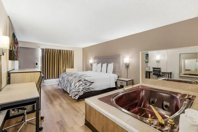 Superior, King Bed, Hot Tub, Bridge Views Inn Stroudsburg 2/4