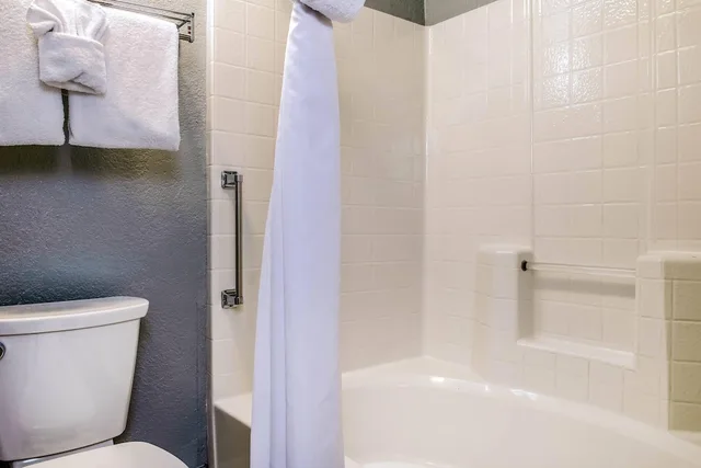 جناح بسرير كينج بجاكوزي، Clarion Hotel By Humboldt Bay 10/10