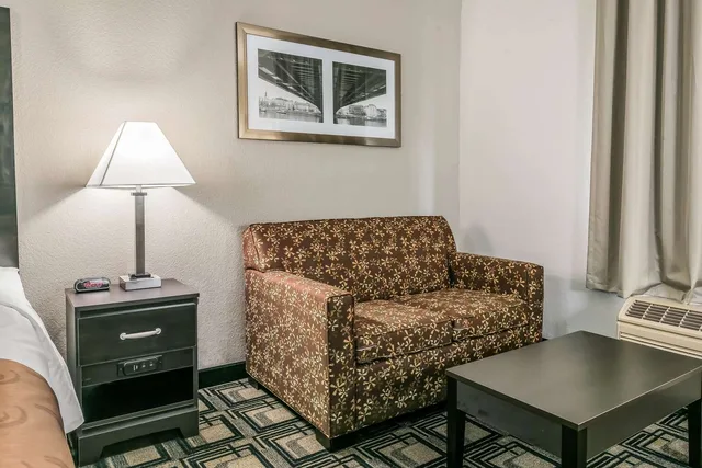 غرفة بسرير كينج للمدخنين لذوي الإعاقة، Suburban Studios Mason Hwy 42 1/1