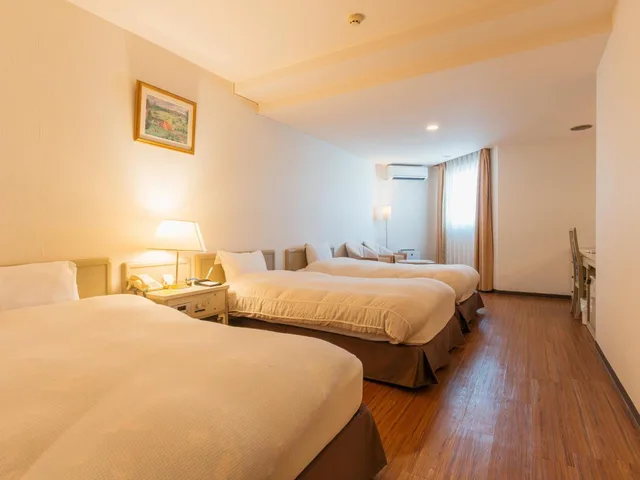 غرفة ثلاثية، Hotel New Century 4/8