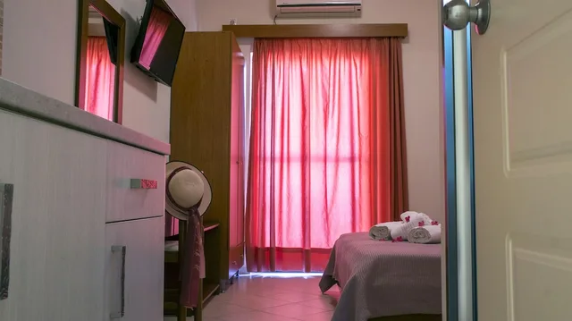 غرفة قياسية بسرير كوين بإطلالة على الحديقة، Loukas Hotel &amp; Apartments 10/10