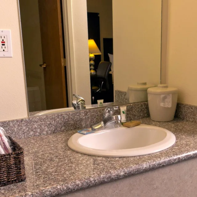 غرفة بسريرين كوين، Cedars Inn 8/10