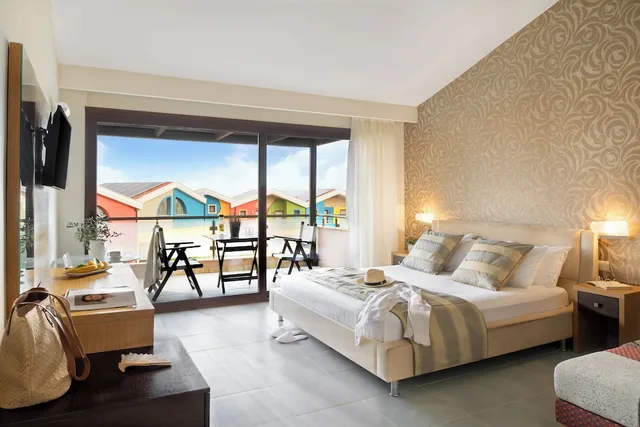 غرفة جونيور بسرير كينج، Alexandra Golden Family Innovation Resort 1/3