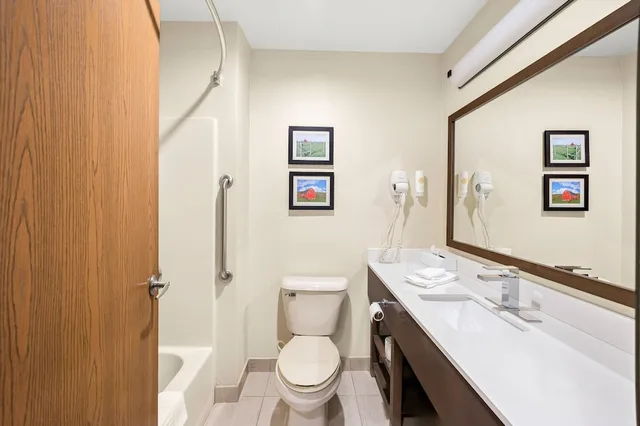 غرفة قياسية بسرير كينج، Comfort Inn Van Wert, OH 9/9