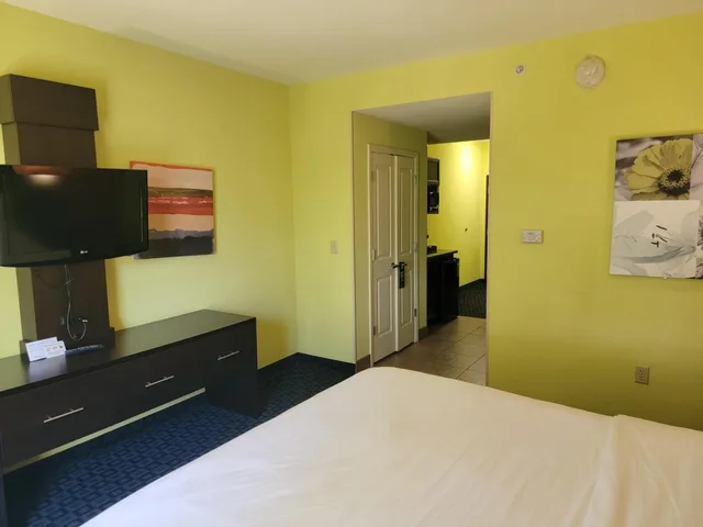 جناح لذوي الإعاقة، Holiday Inn Garland 1/10