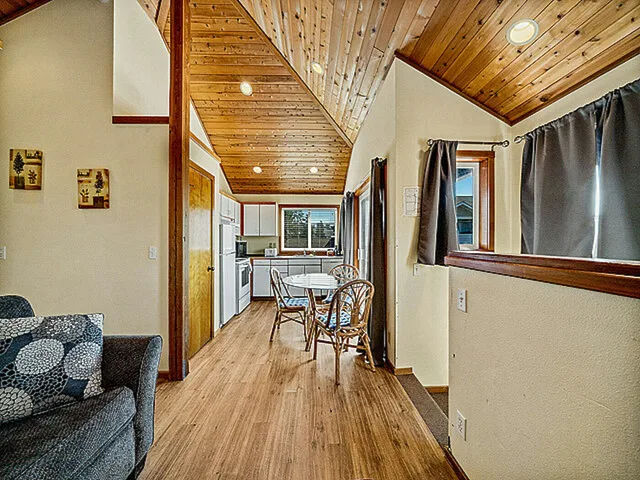 جناح فاخر بسرير كوين بمطبخ، The Inn at Manzanita 1/1