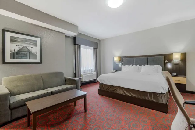 غرفة بسرير كينج مع أريكة يُسمح فيها بالحيوانات الأليفة، Best Western Plus Eastgate Inn Suites 2/7