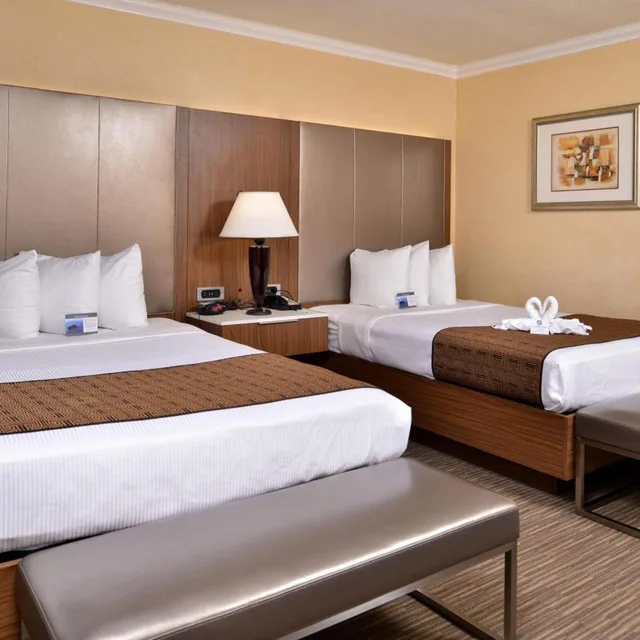 غرفة بسريرين مزدوجين في طابق مرتفع، Best Western Hollywood Plaza Inn - Hollywood Walk of Fame Hotel-LA 4/9
