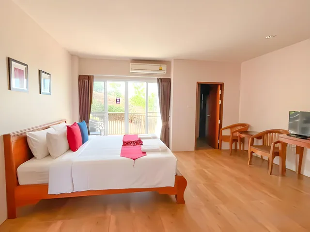 غرفة بسرير كينج بإطلالة على الجبل، Royal Hill Satun Hotel 2/2