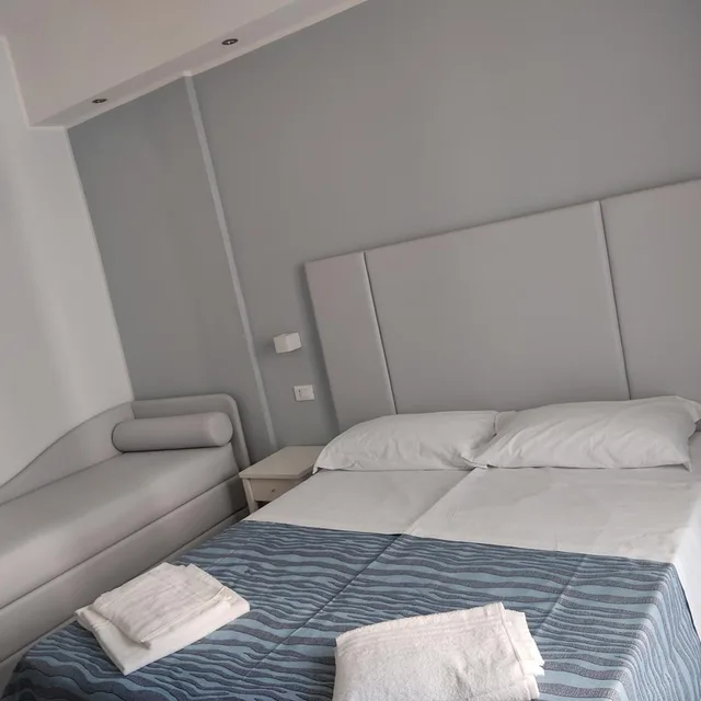 غرفة رباعية، Hotel Caravel 1/2