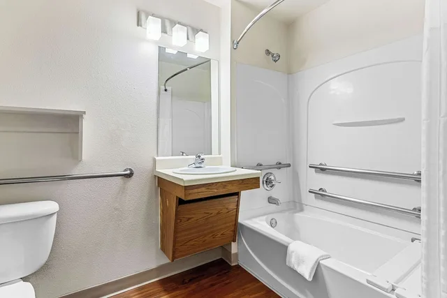 غرفة قياسية بسرير مزدوج بحوض استحمام لذوي الإعاقة، WoodSpring Suites Tulsa 4/6