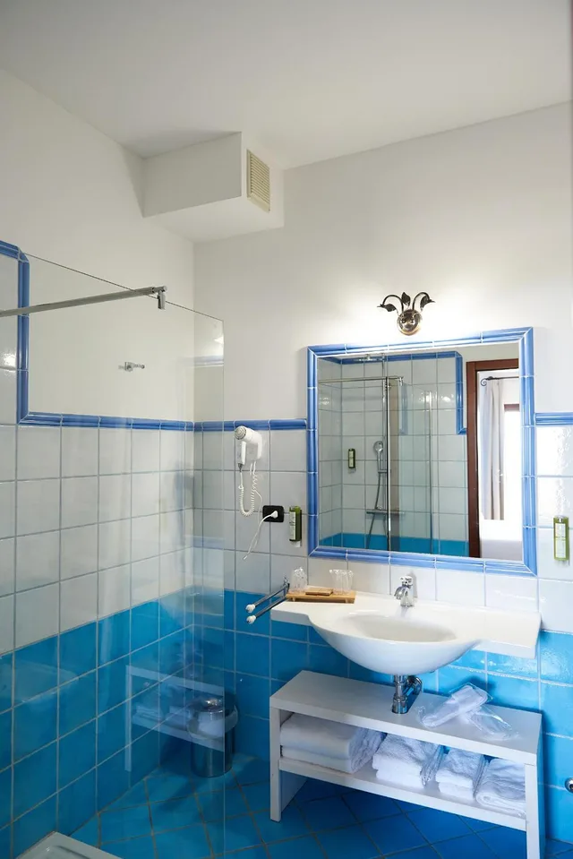 غرفة ديلوكس بسرير مزدوج بإطلالة على البحر بشرفة، Hotel Montecallini - Adult Only 14 7/7