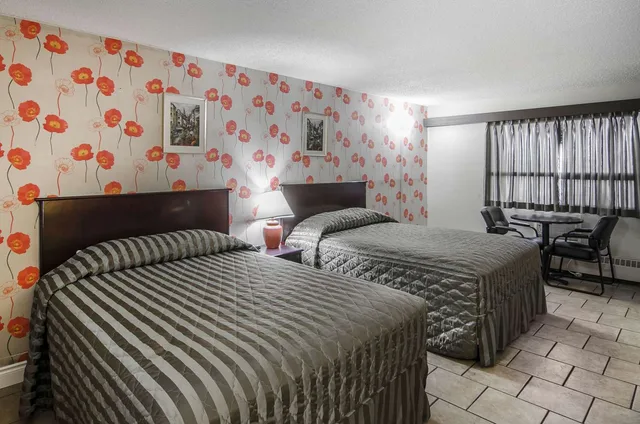 Efficiency, 2 Queen Beds، Econo Lodge Lloydminster 2/4