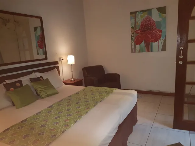Semi Deluxe, Queen Bed, Hibiscus Valley Inn 2/2