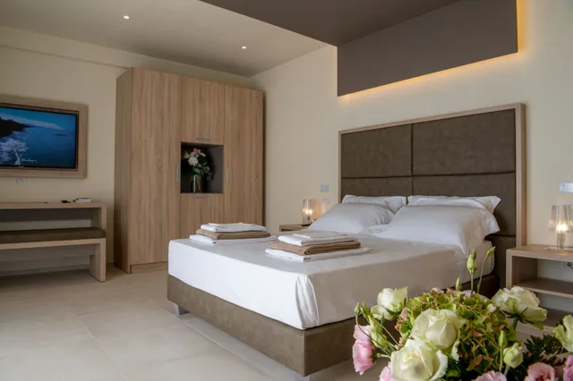 Deluxe, Double Bed, Sea Front، Palace Lido Hotel and Suites 3/5