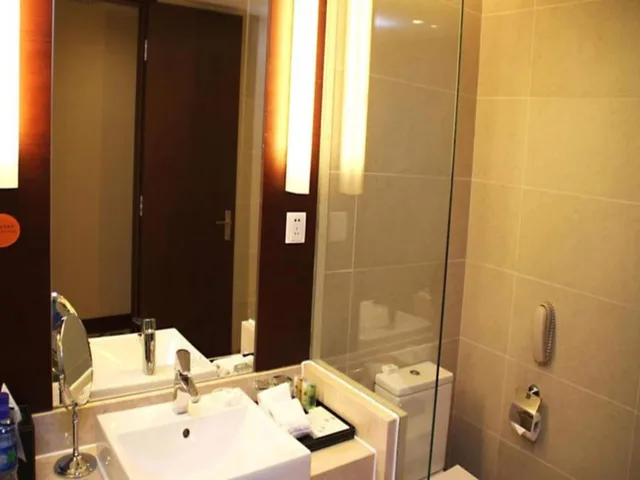 غرفة بسرير كوين، Ramada by Wyndham Beijing Airport 2/2