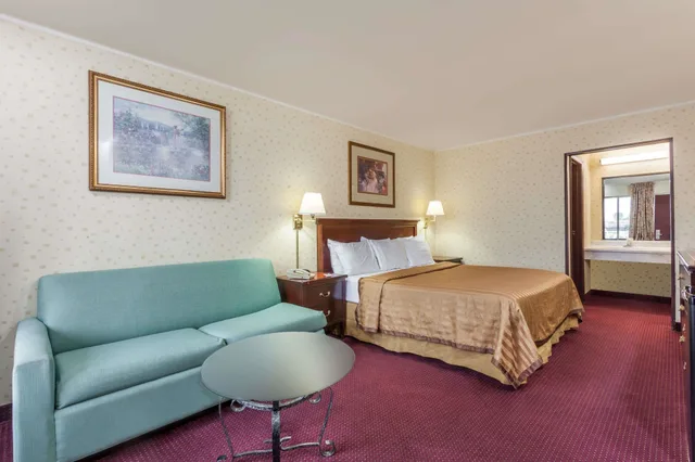 غرفة قياسية بسرير كينج، Travelodge by Wyndham Seymour 6/7