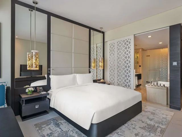 غرفة فاخرة بسرير كينج بإطلالة على البحر، Sofitel Abu Dhabi Corniche 5/10
