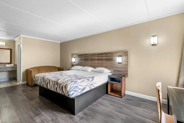 غرفة قياسية بسرير كينج للمدخنين، Rodeway Inn Charlotte South 5/9