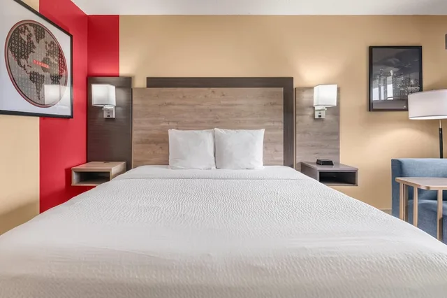 Room, King Bed, Ramada By Wyndham Minneapolis Golden Valley 4/7