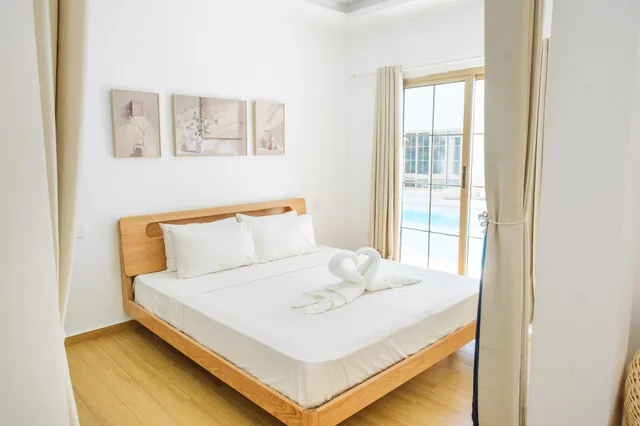 غرفة بسرير كينج بإطلالة على المسبح، Seapearl Of Alona 1/2