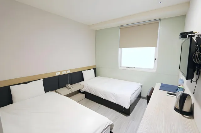 غرفة أساسية بسرير مزدوج وسريرين منفصلين، YPJ HOTEL 2/2