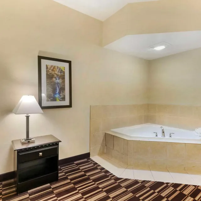 غرفة بسرير كينج بجاكوزي، Best Western Plus Victor Inn & Suites 5/5