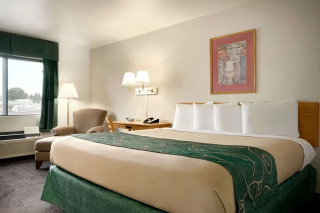 غرفة بسرير كينج، Travelodge By Wyndham Cheyenne 2/3