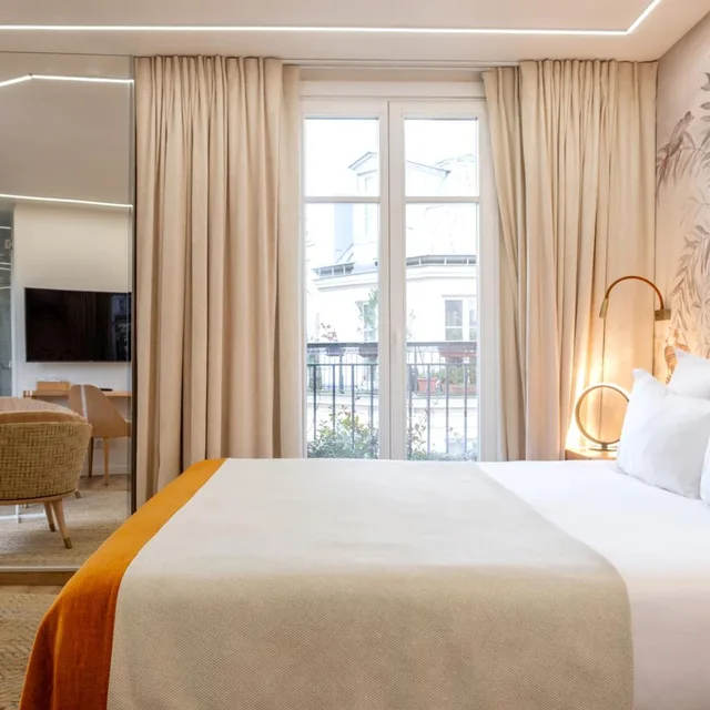 غرفة سيغنتشر بسرير كينج بشرفة، Grand Hotel Saint Michel 1/10