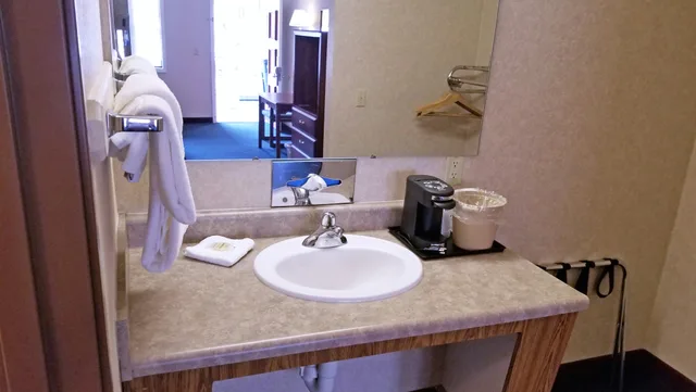 غرفة بسرير كينج لذوي الإعاقة، KEYSTONE BOARDWALK INN AND SUITES 3/4
