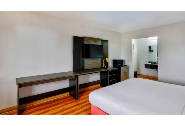 1 King Bed - Mobility Accessible Tub, Nsmk، Motel6 Gainesville, GA 4/5