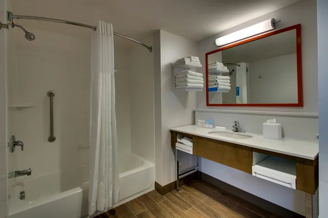 جناح بسريرين كوين لذوي الإعاقة، Hampton Inn And Suites Southport 3/4