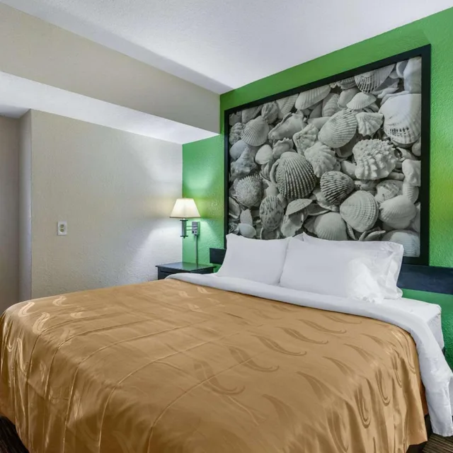 غرفة بسرير كينج وسريرين كوين بإطلالة على البحر، Quality Inn Daytona Beach Oceanfront 3/6