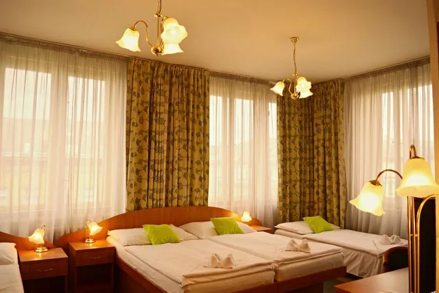 غرفة قياسية رباعية بسريرين منفصلين، Legie Hotel 3/3
