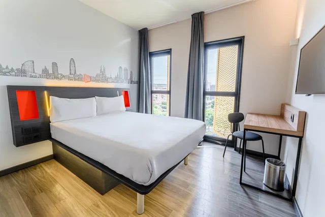 Superior, Double Bed, easyHotel Barcelona Fira 1/2