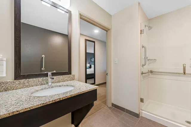 Room, 2 Queen Beds, Bathtub, Accessible, Caretta Landing Sarasota, an Ascend Collection Hotel 3/3