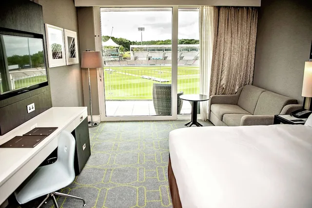 Junior Suite, King Bed, Plunge View، Hilton Southampton - Utilita Bowl 2/4