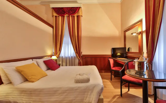 غرفة سوبيريور بسرير كوين وسرير فردي بمنطقة جلوس، Best Western Hotel Moderno Verdi 2/6