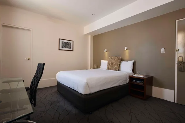 غرفة قياسية بسرير كوين، The Victoria Hotel Melbourne 2/4