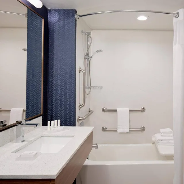 جناح بسرير كينج مع أريكة بحوض استحمام لذوي الإعاقة، Fairfield Inn & Suites by Marriott Atlantic City Absecon 2/3
