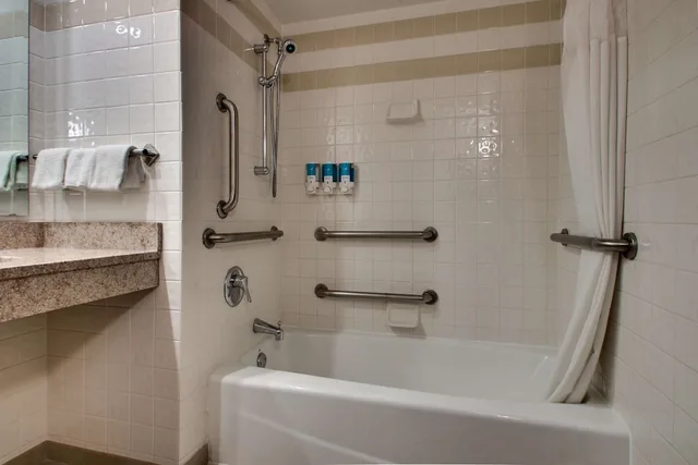 غرفة بسريرين كوين لذوي الإعاقة، Drury Inn and Suites Bowling Green KY 3/3