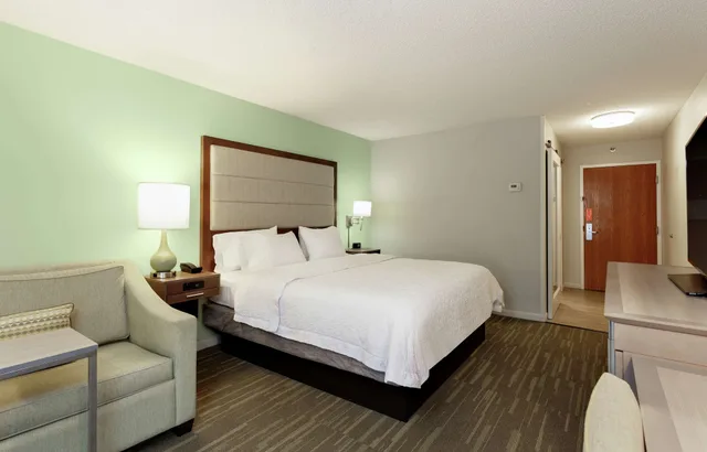 غرفة بسرير كينج مع أريكة، Hampton Inn Melbourne 2/2