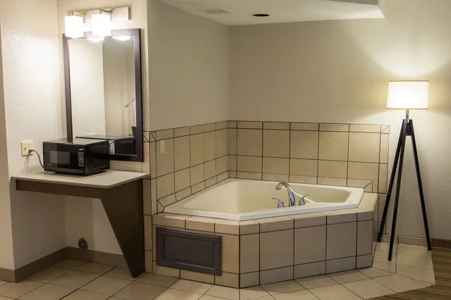 Studio, Suite, King Bed, Jetted Tub, Country Inn & Suites by Radisson, Platteville, WI 6/7