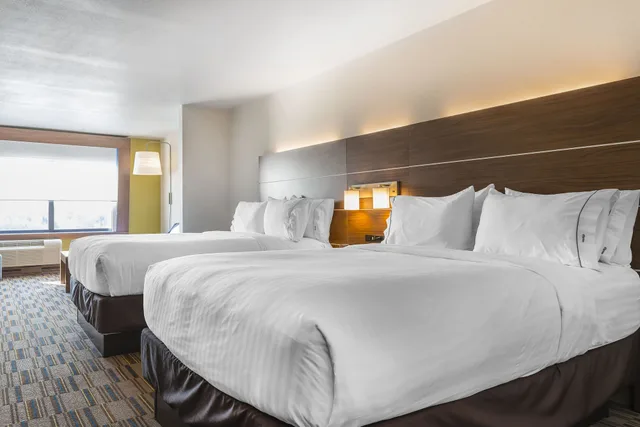 جناح بسريرين كوين لذوي الإعاقة، Holiday Inn Express Suites Clarion 1/2