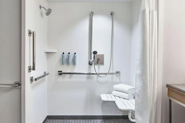 غرفة بسرير كينج، Courtyard By Marriott Columbus Osu 3/5