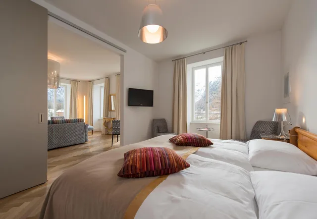 جناح جونيور، Hotel Saratz 2/10